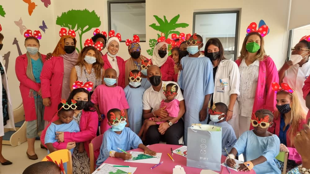 Didier Drogba et les épouses des ambassadeurs font plaisir aux enfants malades